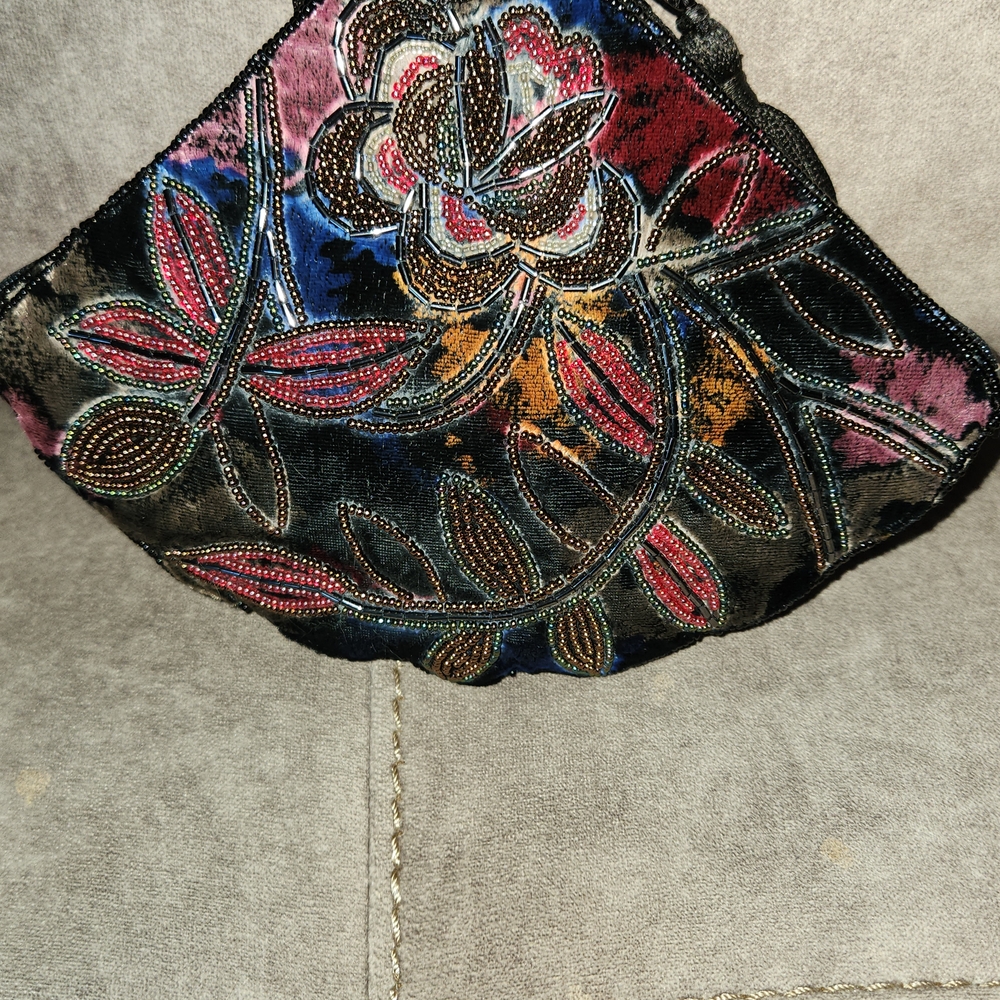 Clamshell Embroidered Floral Clutch Purse